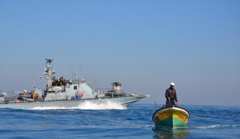 بحرية الاحتلال تهاجم مراكب الصيادين شمال غزة