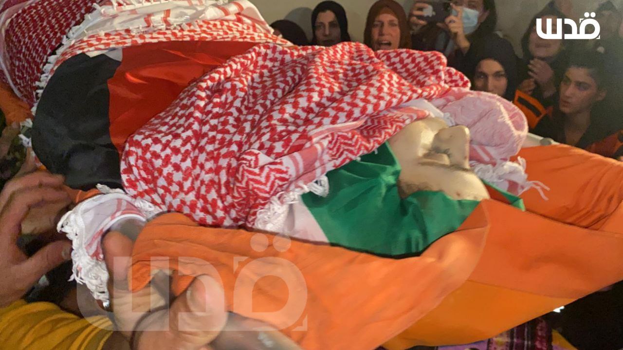 جانب من وداع الطفل محمد شحادة صلاح خلال تشييع جثمانه في بلدة الخضر جنوب بيت لحم
