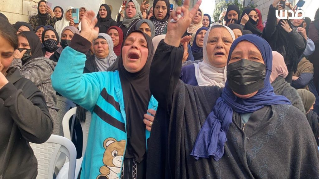 جانب من وداع الطفل محمد شحادة صلاح خلال تشييع جثمانه في بلدة الخضر جنوب بيت لحم
