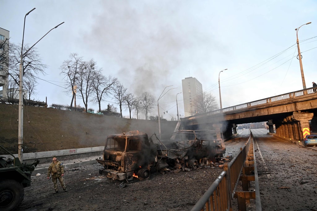 جنود أوكرانيون يتفقدون آليات مدمرة مع تصاعد الضربات الروسية
