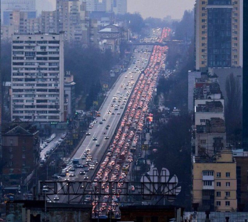 📷ازدحام مروري شديد في شوارع العاصمة الأوكرانية كييف بعد النزوح منها
