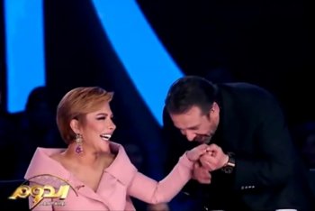 كريم عبد العزيز يقبل يد أصالة