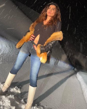 نادين الراسي بإطلالة عفوية على الثلج