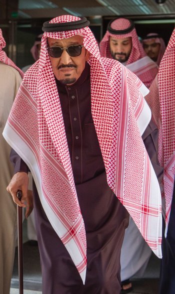 الملك السعودي سلمان بن عبد العزيز يغادر المستشفى