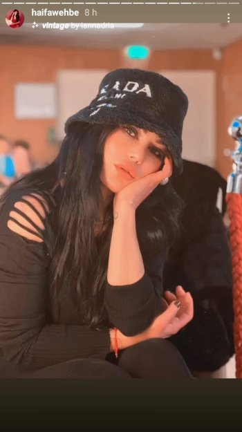 هيفاء وهبي بإطلالة مميزة من مطار باريس