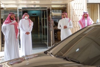 الملك السعودي سلمان بن عبد العزيز يغادر المستشفى