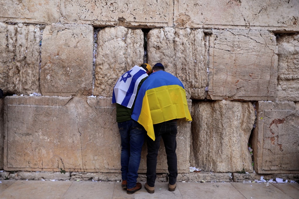 📷 مستوطنون يهود يؤدون طقوسًا تلمودية على حائط البراق بالقدس المحتلة رافعين الأعلام الأوكرانية