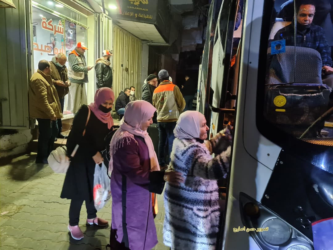 بعد انقطاع لمدة عامين..
📷الفوج الأول من معتمري قطاع غزة يغادر للسعودية