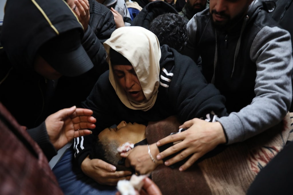 وداع الشهيد الفتى نادر هيثم ريان "17 عامًا" الذي ارتقى برصاص الاحتلال في مخيم بلاطة شرق نابلس.
