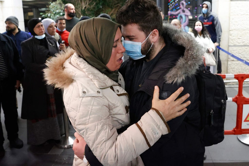 فلسطينيون يستقبلون أقاربهم العائدين من أوكراني
