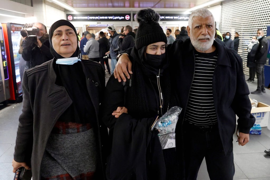 فلسطينيون يستقبلون أقاربهم العائدين من أوكراني
