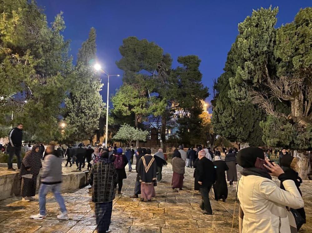 📷آلاف المواطنين يلبون نداء الفجر العظيم بصلاة الفجر في المسجد الأقصى المبارك في جمعة "فجر النصر قريب".