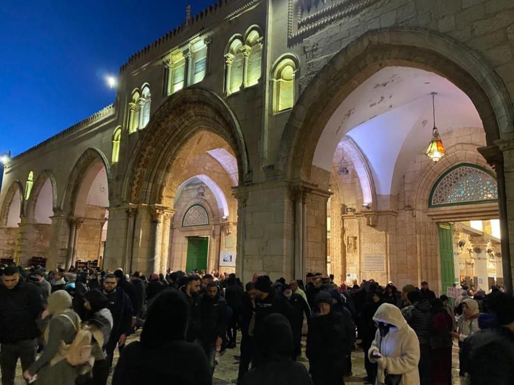 📷آلاف المواطنين يلبون نداء الفجر العظيم بصلاة الفجر في المسجد الأقصى المبارك في جمعة "فجر النصر قريب".