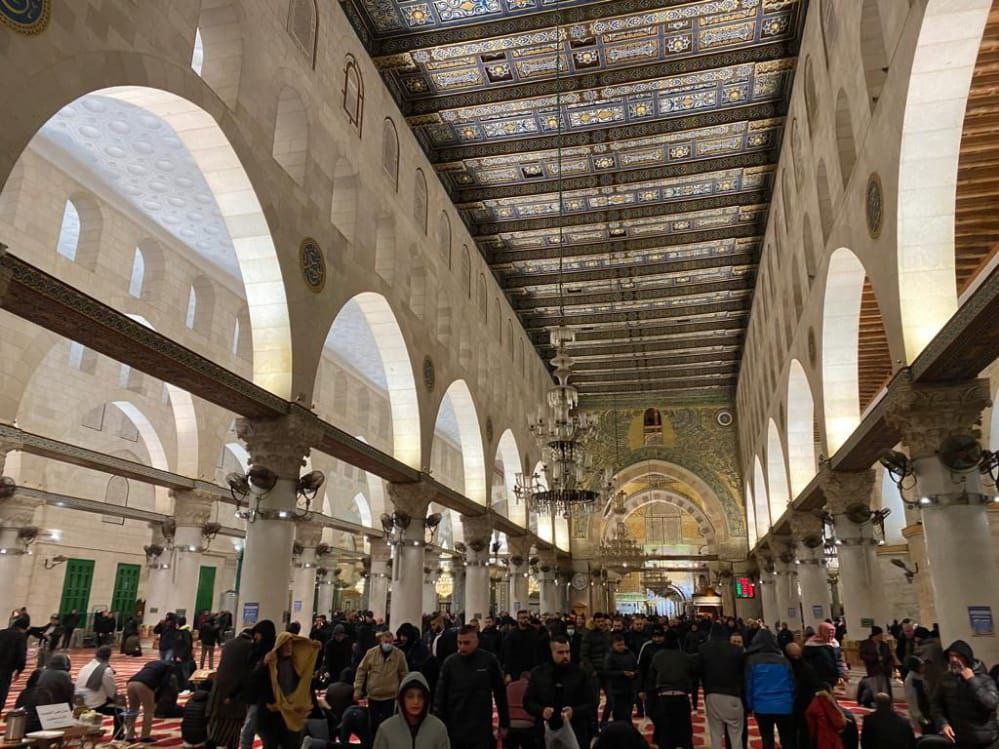 رغم الأجواء الباردة والأمطار.. أداء صلاة الفجر العظيم في الأقصى