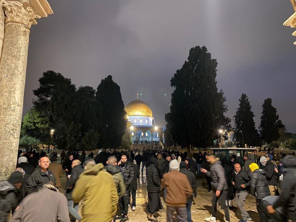 رغم الأجواء الباردة والأمطار.. أداء صلاة الفجر العظيم في الأقصى