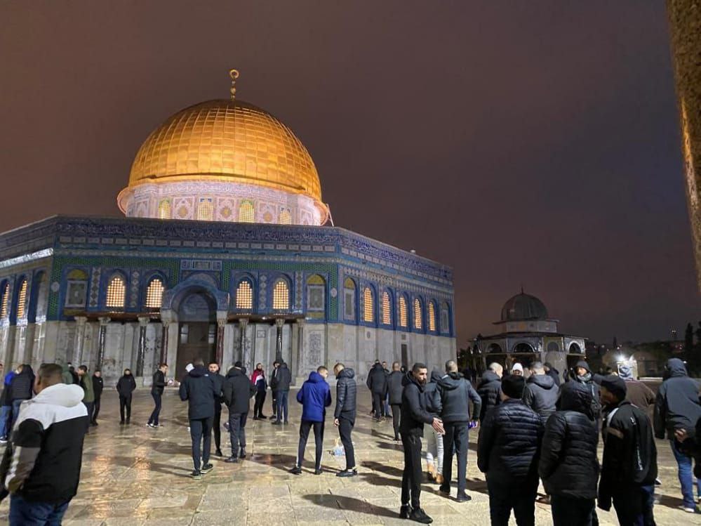 رغم الأجواء الباردة والأمطار.. أداء صلاة الفجر العظيم في الأقصى