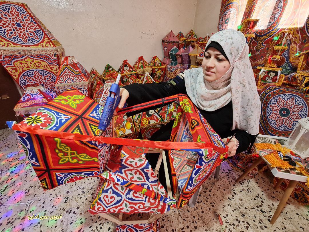 📷الشابة ريهان شراب من خانيونس تصنع الفوانيس يدويًا في منزلها بهدف تسويقها مع حلول شهر رمضان واستعداد المواطنين لاستقباله