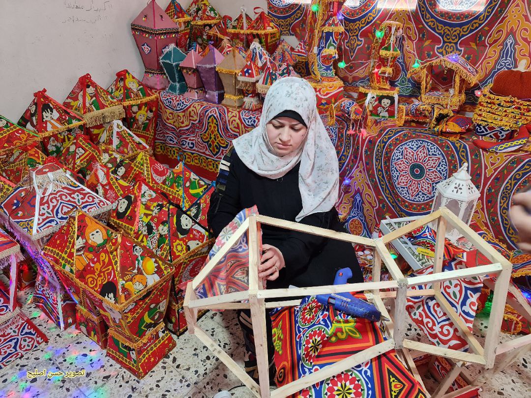 📷الشابة ريهان شراب من خانيونس تصنع الفوانيس يدويًا في منزلها بهدف تسويقها مع حلول شهر رمضان واستعداد المواطنين لاستقباله