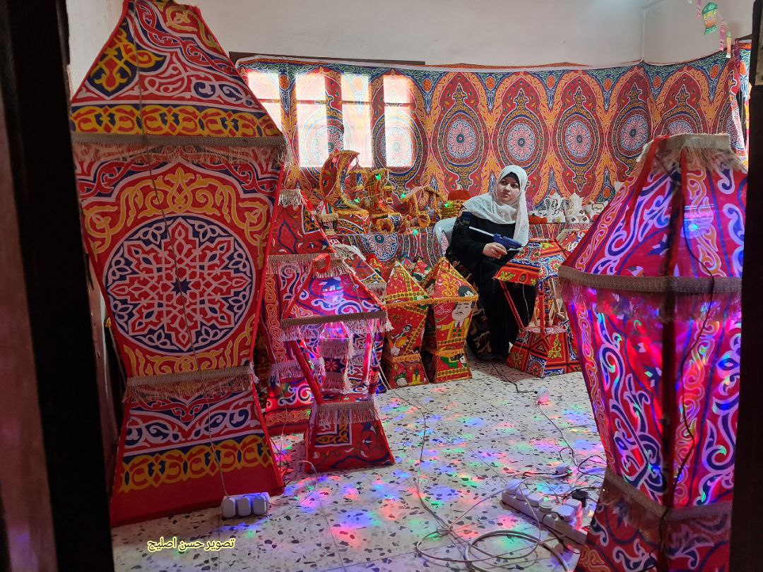 📷الشابة ريهان شراب من خانيونس تصنع الفوانيس يدويًا في منزلها بهدف تسويقها مع حلول شهر رمضان واستعداد المواطنين لاستقباله