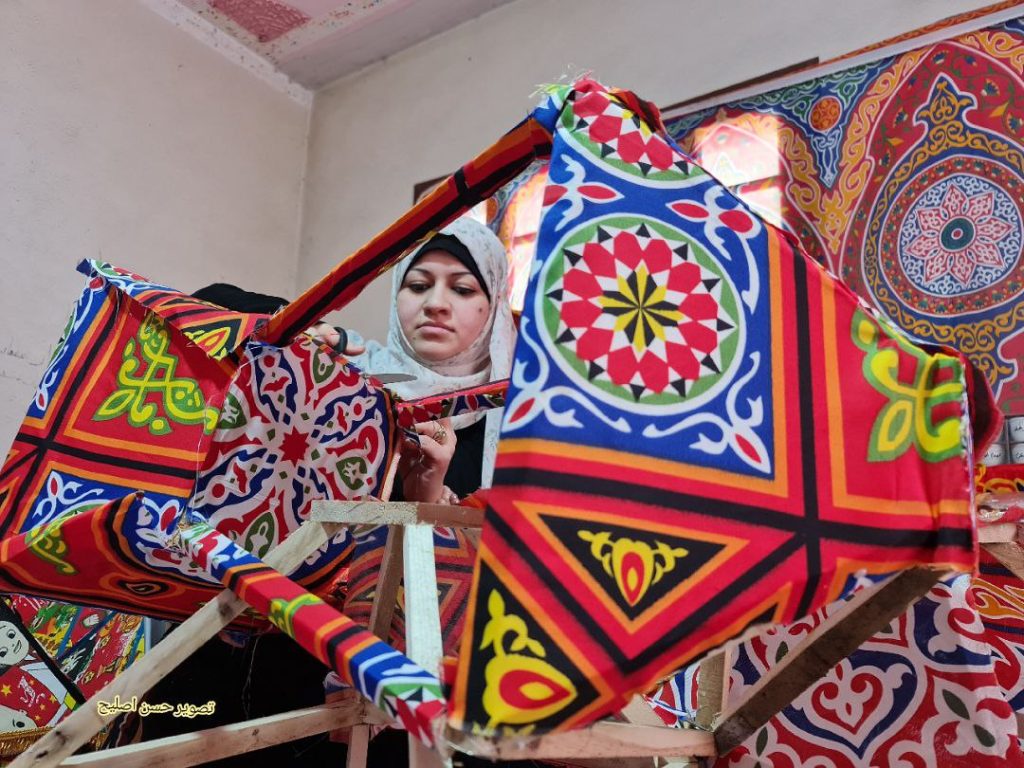 📷الشابة ريهان شراب من خانيونس تصنع الفوانيس يدويًا في منزلها بهدف تسويقها مع حلول شهر رمضان واستعداد المواطنين لاستقباله