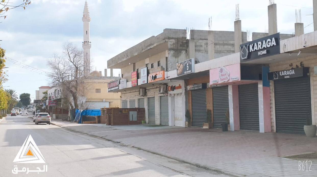 الإضراب الشامل يعم مدينة رهط بالداخل المحتل احتجاجاً على ارتقاء الشاب سند الهربد
