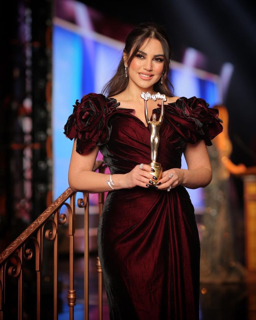 الفنانة درة بإطلالة غير إعتيادية وجمالها محط الأنظار