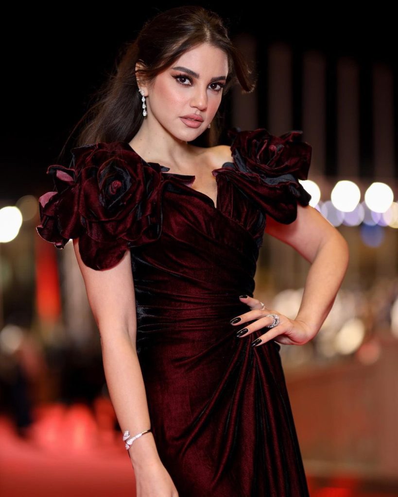 الفنانة درة بإطلالة غير إعتيادية وجمالها محط الأنظار