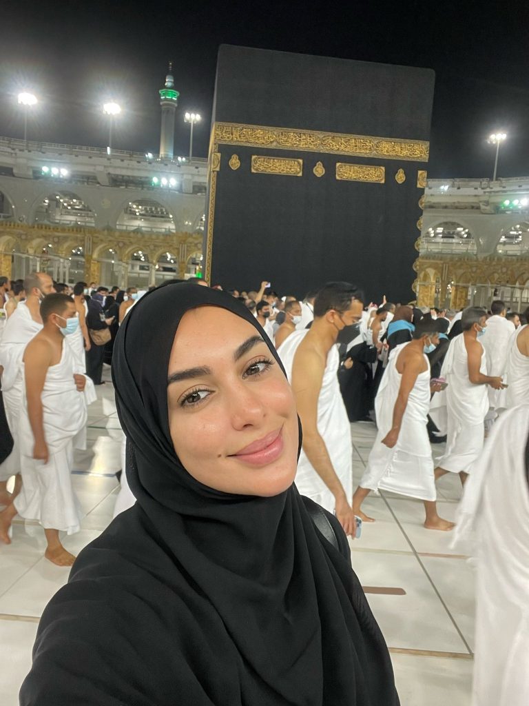 ياسمين صبري تطل بالحجاب في مكة المكرمة