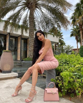لاميتا فرنجية بإطلالة جميلة لافتة