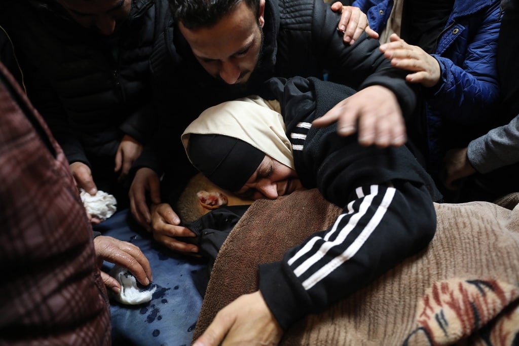 وداع الشهيد الفتى نادر هيثم ريان "17 عامًا" الذي ارتقى برصاص الاحتلال في مخيم بلاطة شرق نابلس.
