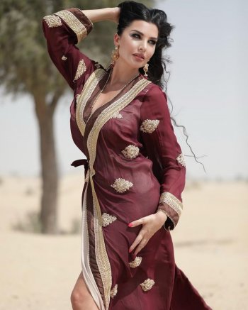 لاميتا فرنجية بإطلالة لافتة بالعباءة