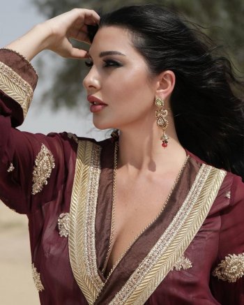 لاميتا فرنجية بإطلالة لافتة بالعباءة