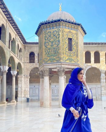 نسرين طافش ترتدي الحجاب وتصلي في الجامع الأموي
