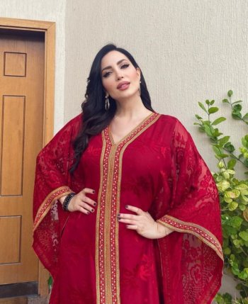 نسرين طافش فاتنة بعباءة حمراء