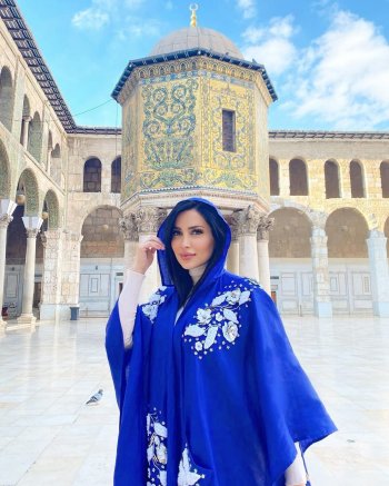 نسرين طافش ترتدي الحجاب وتصلي في الجامع الأموي