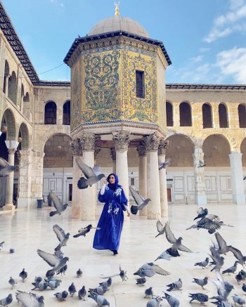 نسرين طافش ترتدي الحجاب وتصلي في الجامع الأموي