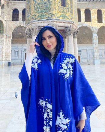 نسرين طافش ترتدي الحجاب وتصلي في الجامع الأموي