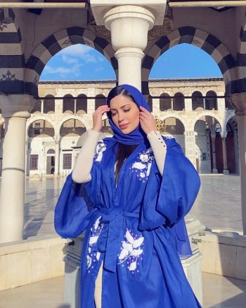 نسرين طافش ترتدي الحجاب وتصلي في الجامع الأموي