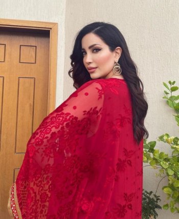 نسرين طافش فاتنة بعباءة حمراء