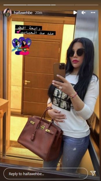 هيفاء وهبي تنشر صوراً قديمة لوالدتها وجمالها حديث الكثيرين