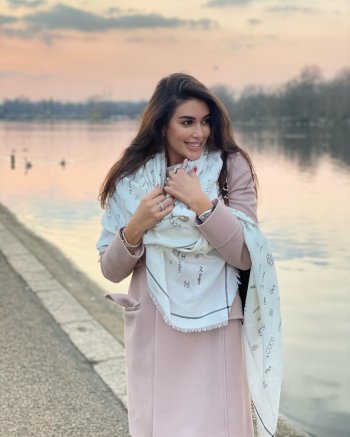 ياسمين صبري بإطلالة أنيقة للغاية من أمام بحيرة