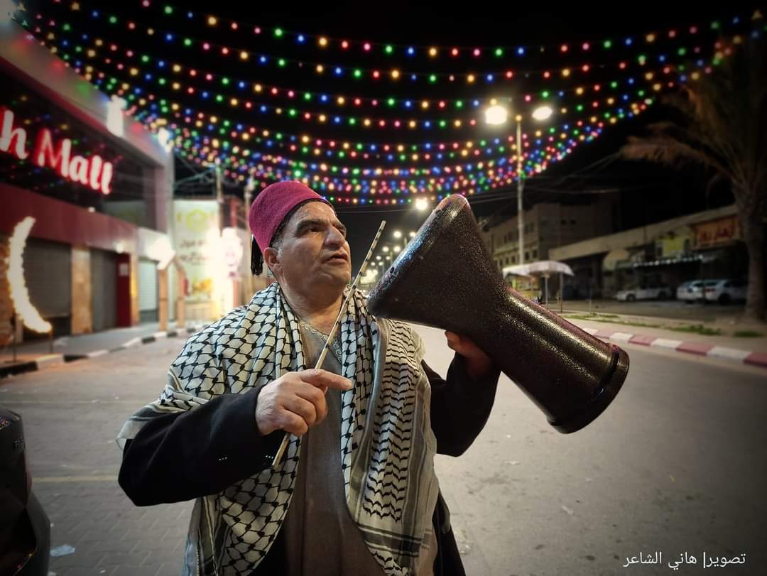 بالهاتف.. المسحراتي نزار الدباس "سوري من أصول فلسطينية" يوقظ الناس للسحور

