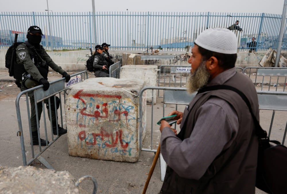 مئات المواطنين الفلسطينيين يشقون طريقهم منذ ساعات الصباح الباكر لاداء أول صلاة جمع
