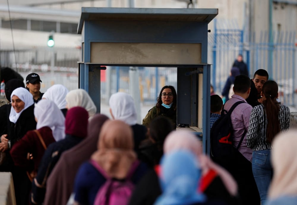 مئات المواطنين الفلسطينيين يشقون طريقهم منذ ساعات الصباح الباكر لاداء أول صلاة جمع
