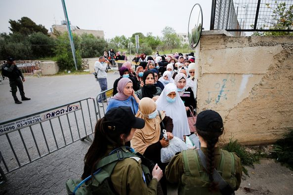 مئات المواطنين الفلسطينيين يشقون طريقهم منذ ساعات الصباح الباكر لاداء أول صلاة جمع
