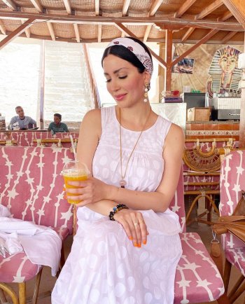 نسرين طافش بفستان أبيض وإطلالة رائعة