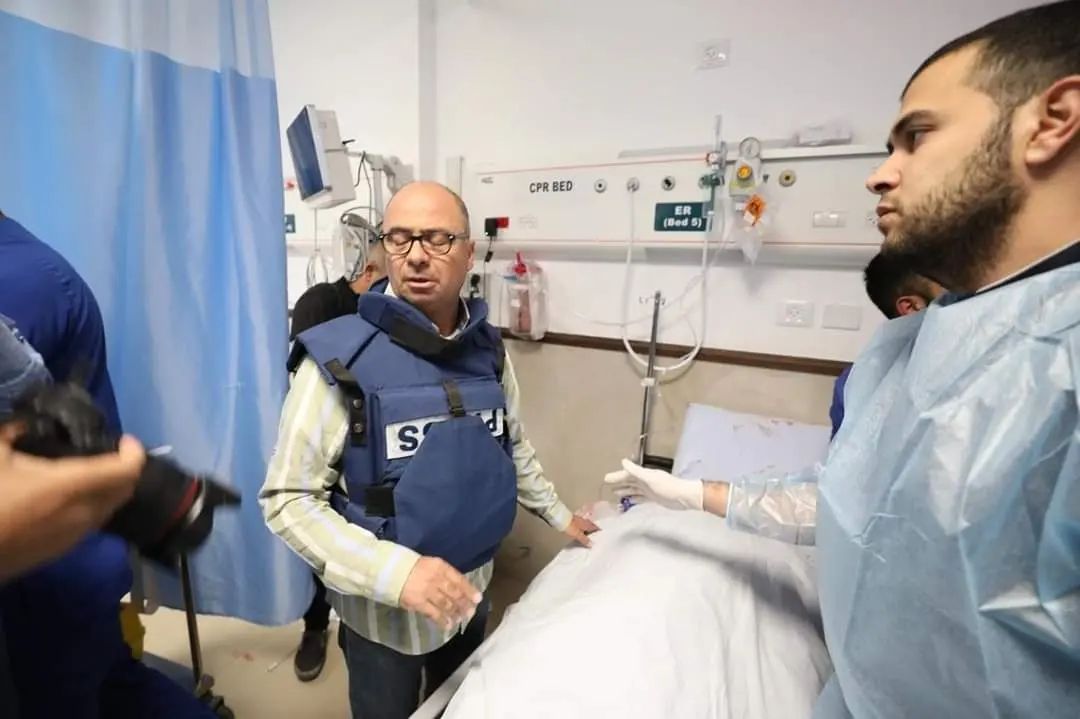 لحظات مؤثرة للزملاء الصحفين لحظة اعلان استشهاد الزميلة شيرين أبو عاقلة