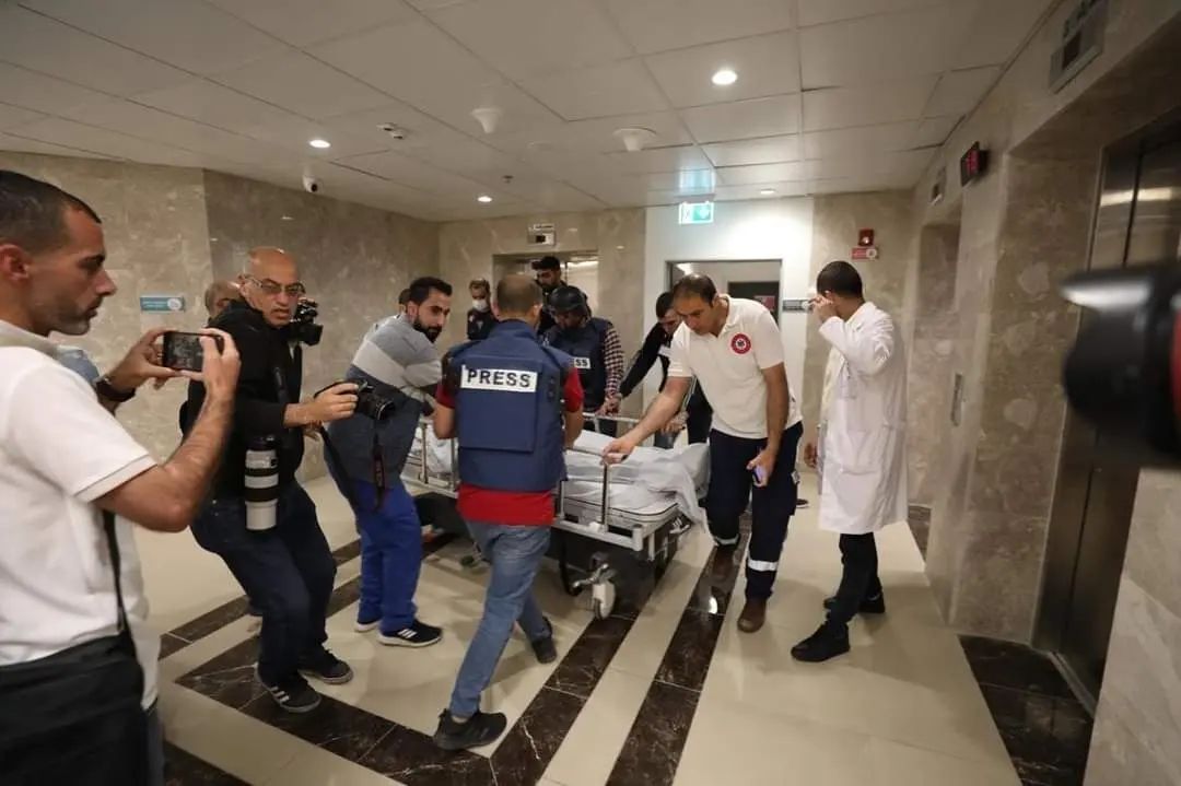 لحظات مؤثرة للزملاء الصحفين لحظة اعلان استشهاد الزميلة شيرين أبو عاقلة