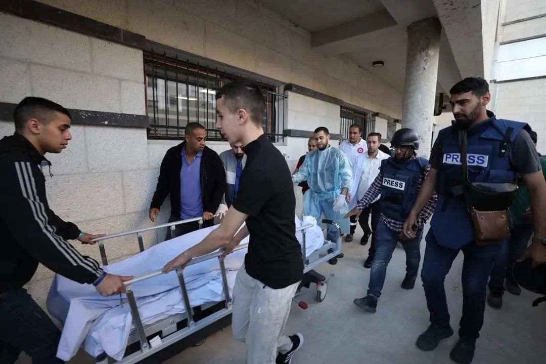 لحظات مؤثرة للزملاء الصحفين لحظة اعلان استشهاد الزميلة شيرين أبو عاقلة