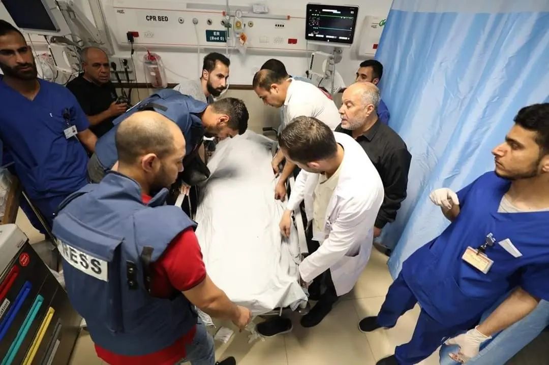 لحظات مؤثرة للزملاء الصحفين لحظة اعلان استشهاد الزميلة شيرين أبو عاقلة